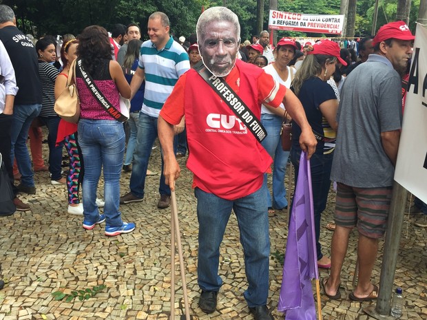 Goiânia: manifestantes usam máscaras de idosos em frente à Assembleia Legislativa de Goiás nesta quarta-feira (15) (Foto: Danielle Oliveira/G1)