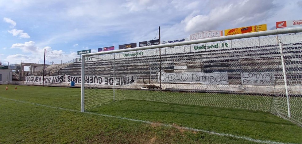 Torcida do ASA protesta contra atuação do time na estreia do Alagoano — Foto: Jânio Barbosa/Arquivo Pessoal