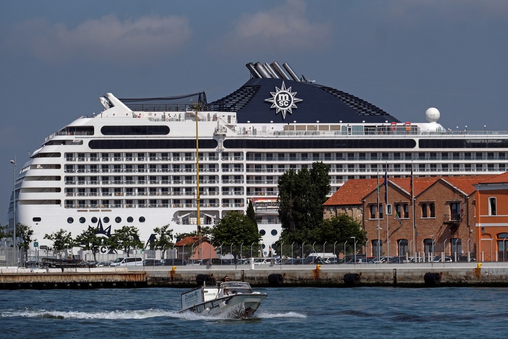 MSC Orchestra atracado na cidade de Veneza no dia 3 de junho de 2021. — Foto: Manuel Silvestri/Reuters