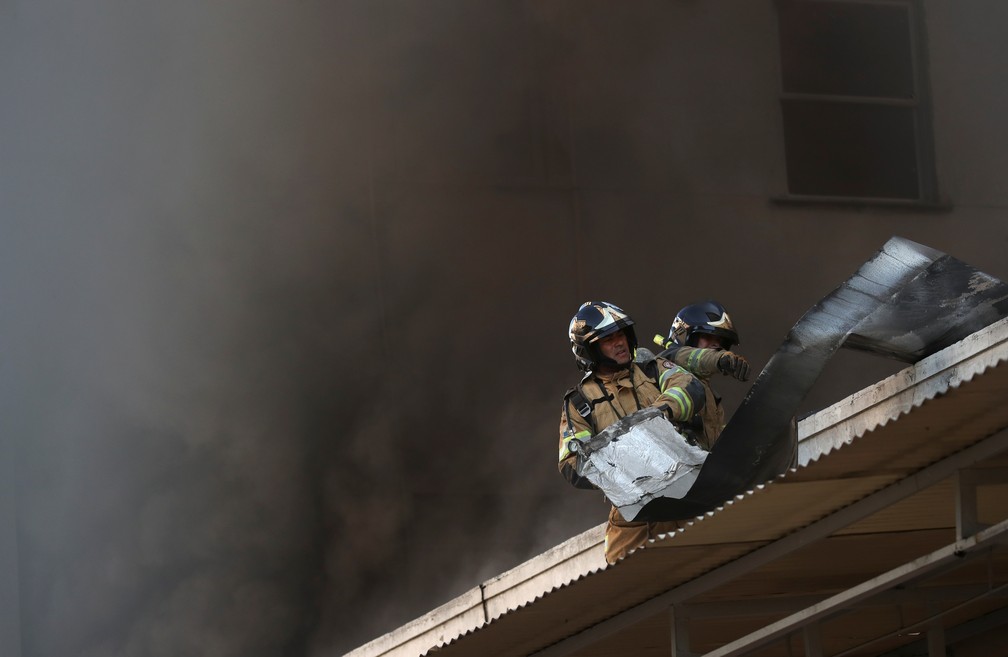 Bombeiros trabalham para controlar as chamas de hospital que pegou fogo em Bonsucesso, no Rio. — Foto: REUTERS/Ricardo Moraes