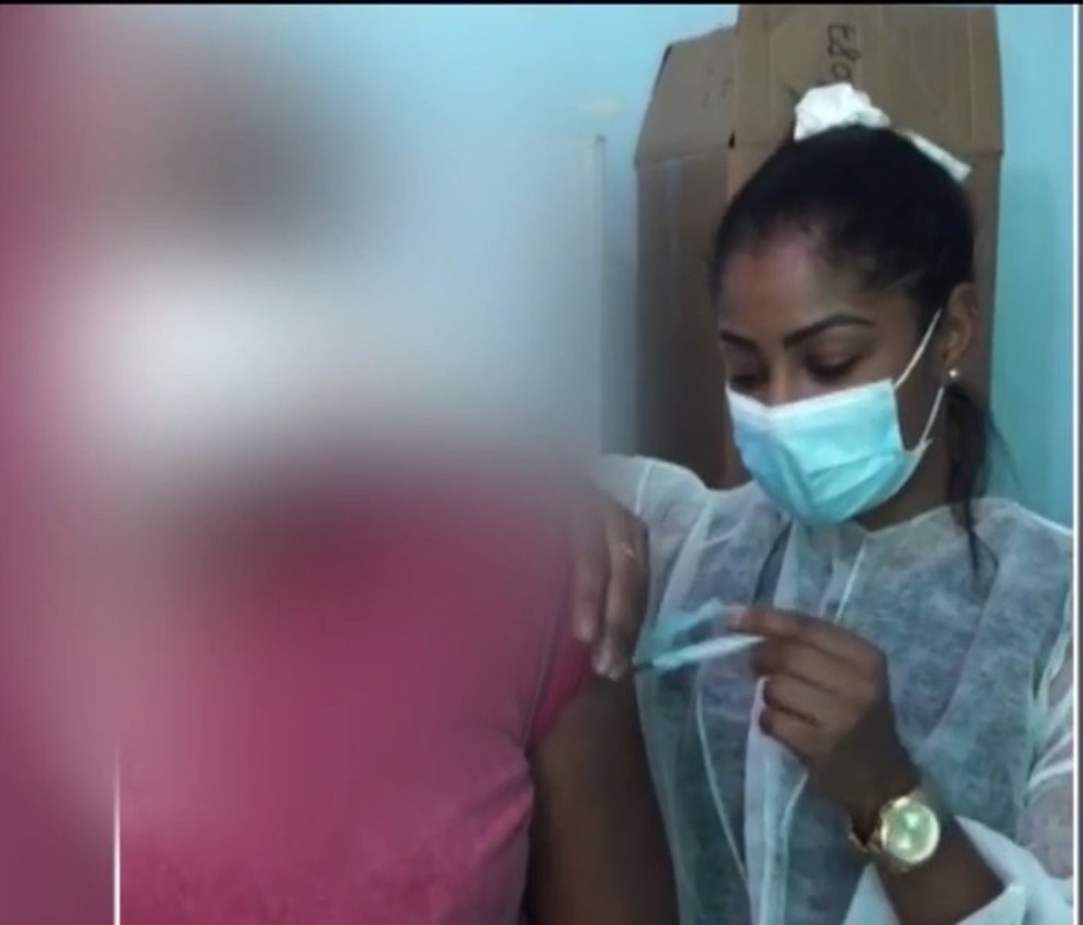 Enfermeira voluntária relata que homem se negou a tomar vacina contra Covid-19 porque ela é negra — Foto: Reprodução / TV Santa Cruz
