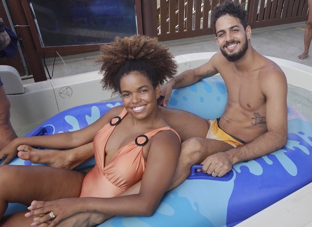 Jeniffer Nascimento e Jean Amorim se divertem em atrações de parque aquático (Foto: Bruno Gomes )