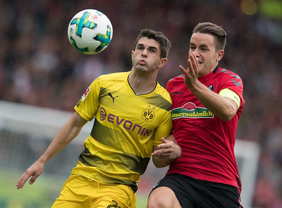 Jovem revelação americana Pulisic disputa jogada com defensor do Freiburg (Foto: EFE)