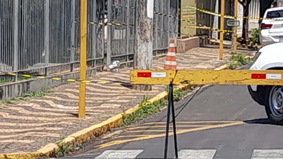 Objeto foi deixado na calçada em frente do Fórum de Rancharia (SP) — Foto: Guilherme Silva
