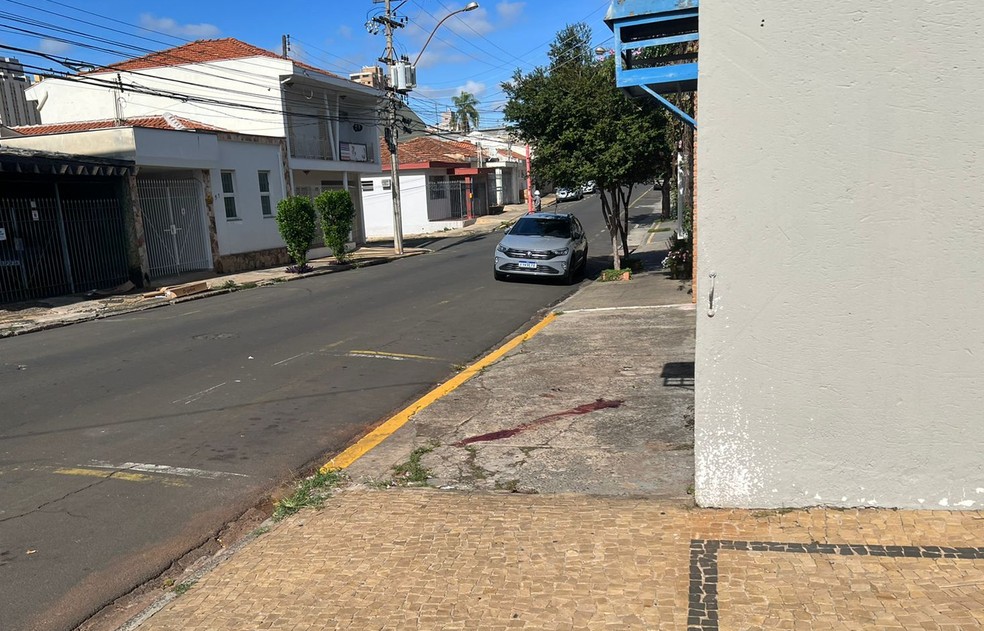 Local onde o homem foi baleado, em Piracicaba — Foto: Giuliano Tamura/ EPTV