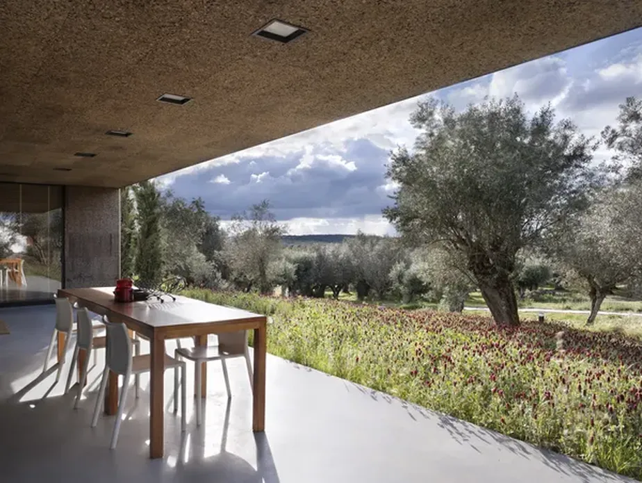 Assinada pelo escritório Vora Arquitectura, casa em Portugal tem teto, paredes e até a porta de entrada forrados com cortiça.