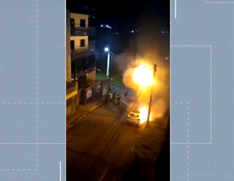 Carro pega fogo em Itabuna, no sul da Bahia — Foto: Reprodução/TV Santa Cruz