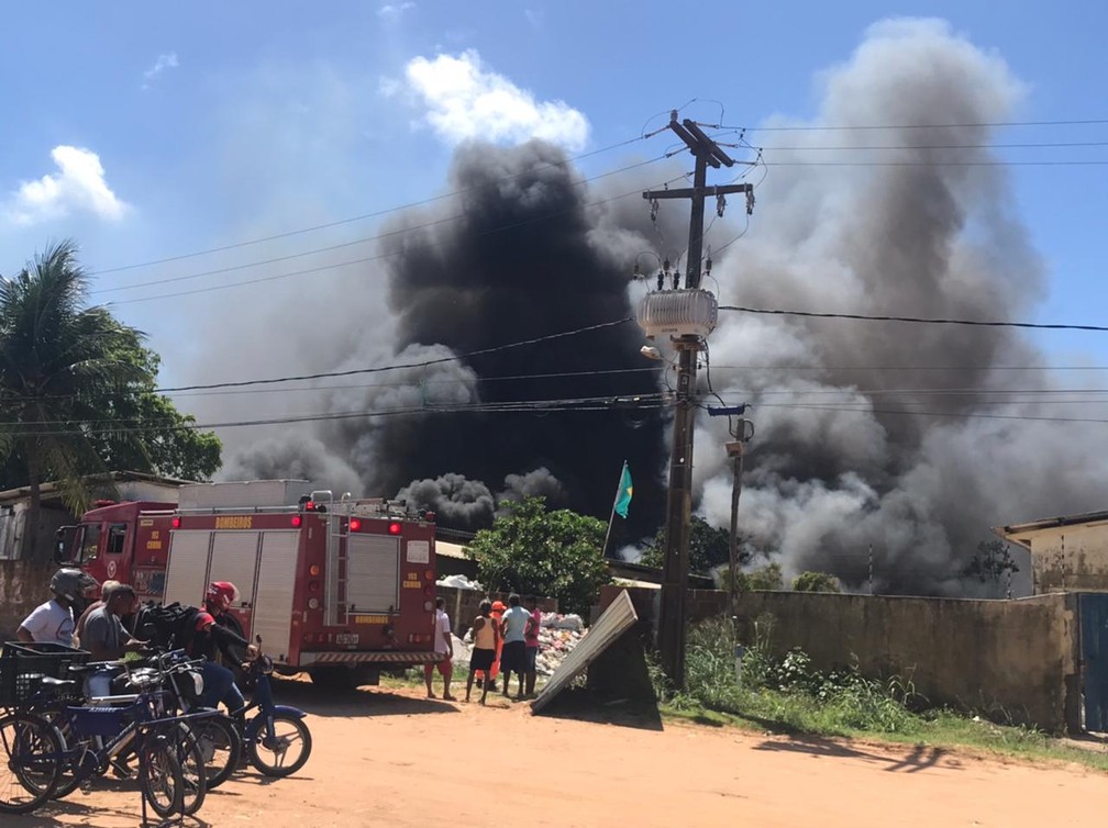 Corpo de Bombeiros tenta controlar chamas em depósito de material reciclável na Grande Natal — Foto: Kleber Teixeira/Inter TV Cabugi