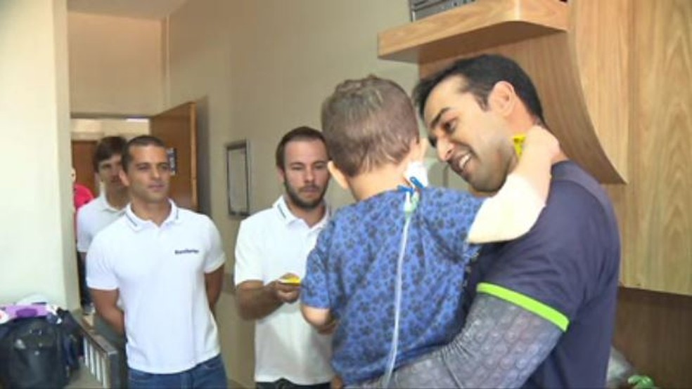 Pilotos da Stock Car conversaram com crianças internadas no Hospital Evangélico de Londrina (Foto: Reprodução/RPC)