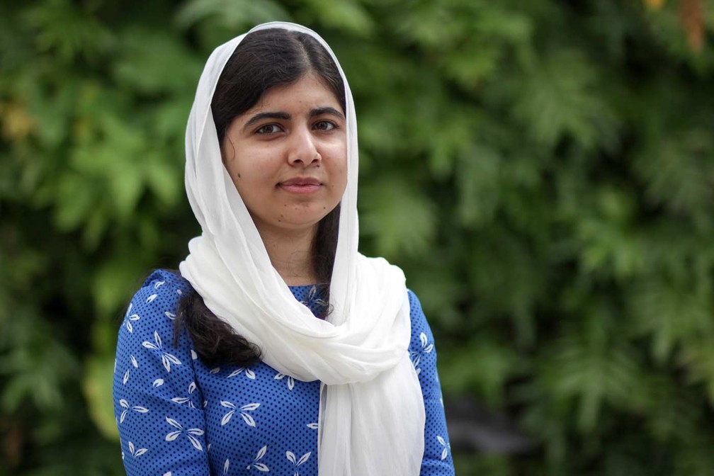 Malala Yousafzai posa para foto no pátio do hotel Villa Bahia, em Salvador, após concedere entrevista ao G1 — Foto: Egi Santana/G1