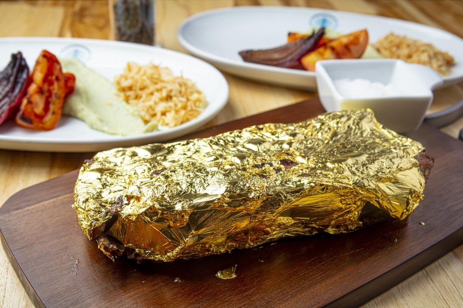 O prato Sheik's Gold Steak, do restaurante Dubai One, em SP: carne coberta por folha de ouro