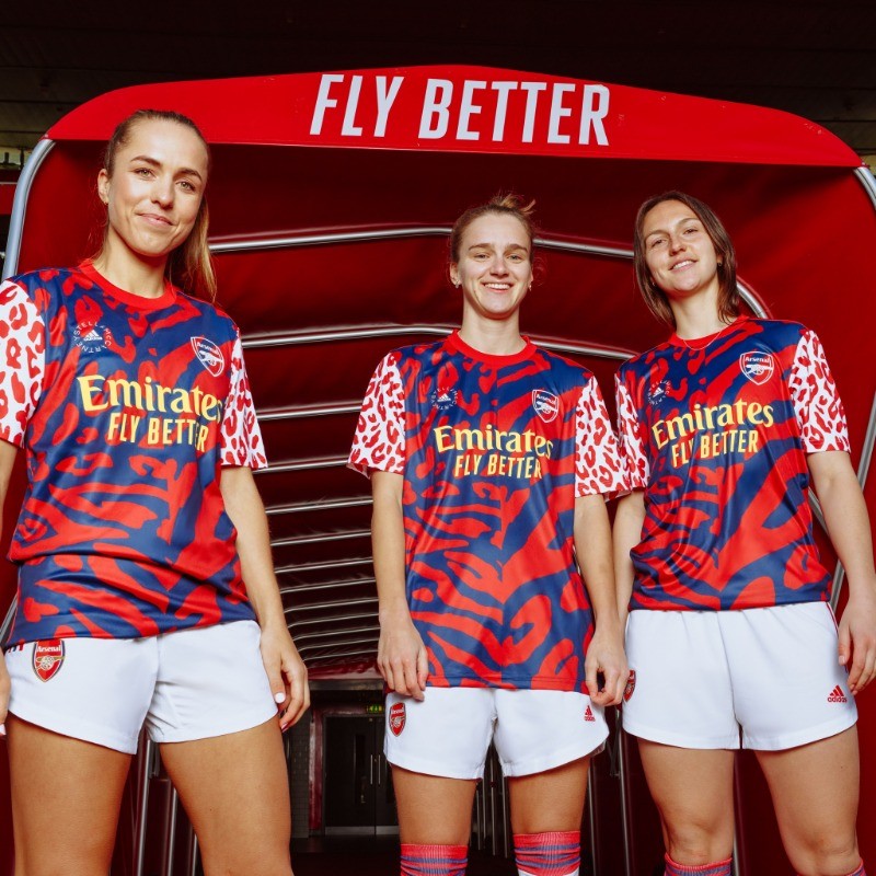 Arsenal feminino e Adidas lançam uniforme em colaboração com Stella McCartney (Foto: Reprodução/Twitter)