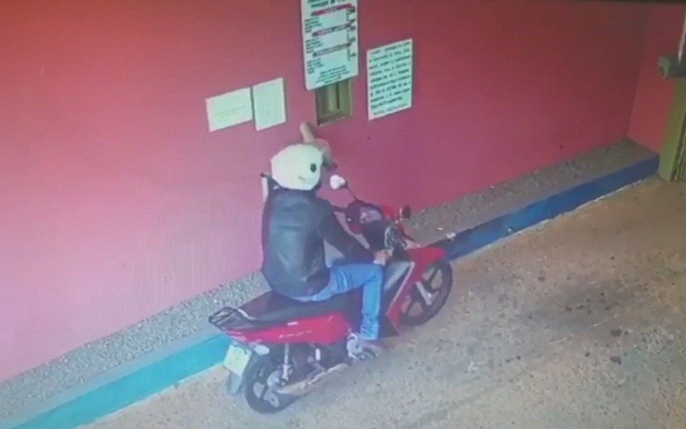 Gleidmar Cândido é visto de moto saindo de motel no dia que ele desapareceu em Jaraguá, Goiás — Foto: Reprodução/TV Anhanguera
