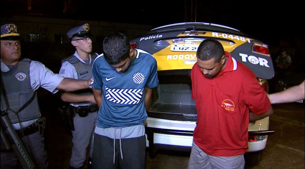 Ex-marido da vítima (de camiseta azul) confessou crime em Dumont, SP, diz polícia; motorista do carro também foi preso — Foto: Chico Escolano/EPTV
