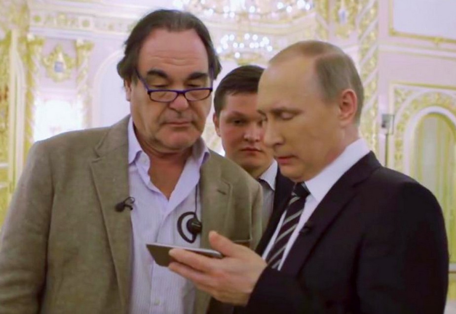 Oliver Stone e Vladimir Putin em cena do documentário The Putin Interviews