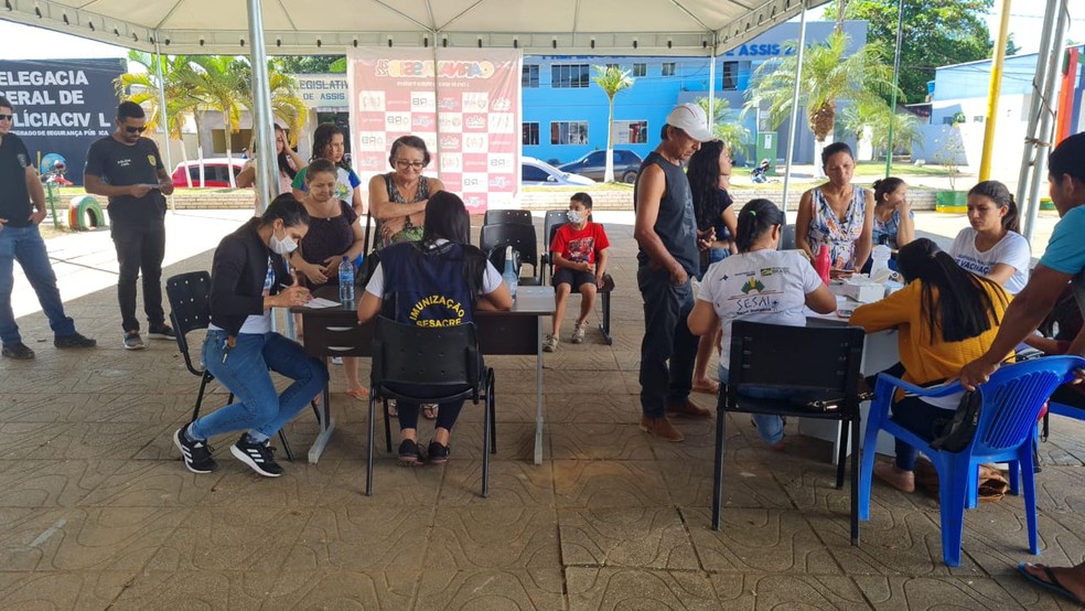Com suspeito de sarampo em Assis Brasil, equipe da Sesacre fez mutirão de vacinação na cidade na sexta (6) e sábado (7) — Foto: Arquivo/Sesacre