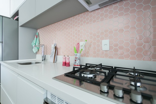 Décor do dia: cozinha rosa com ladrilho hidráulico e decoração leve (Foto: Vanilla Fotografia)