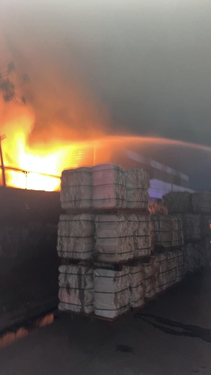 Incêndio atinge empresa de materiais de plásticos no Distrito Industrial em Cuiabá