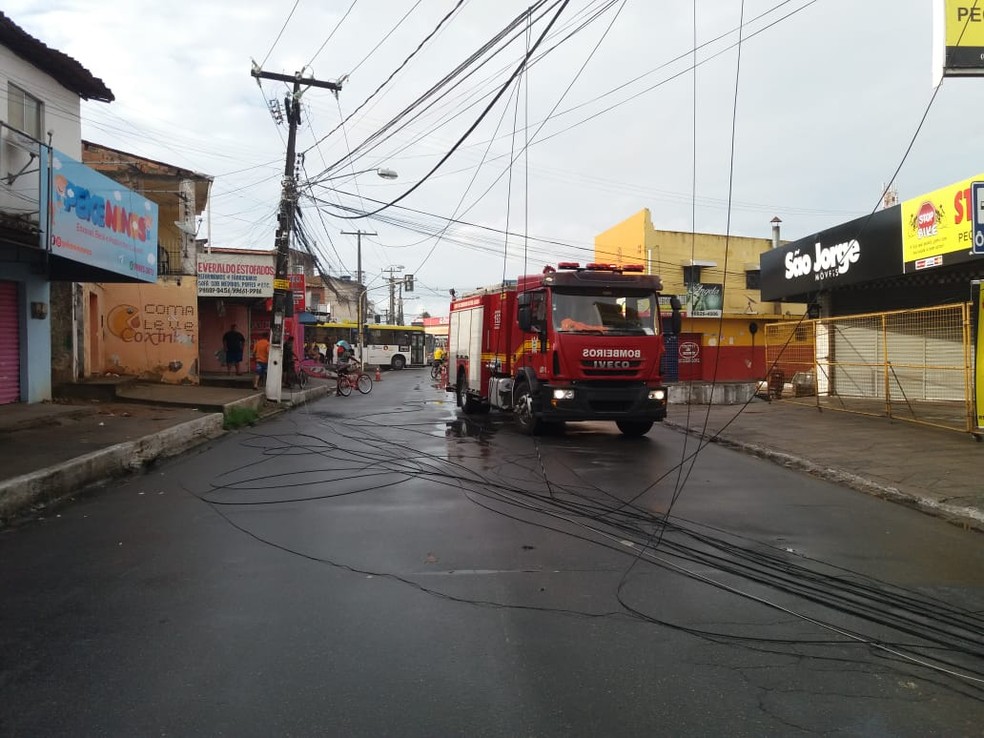 Fios se partiram e caíram na rua — Foto: Heliana Gonçalves/TV Gazeta