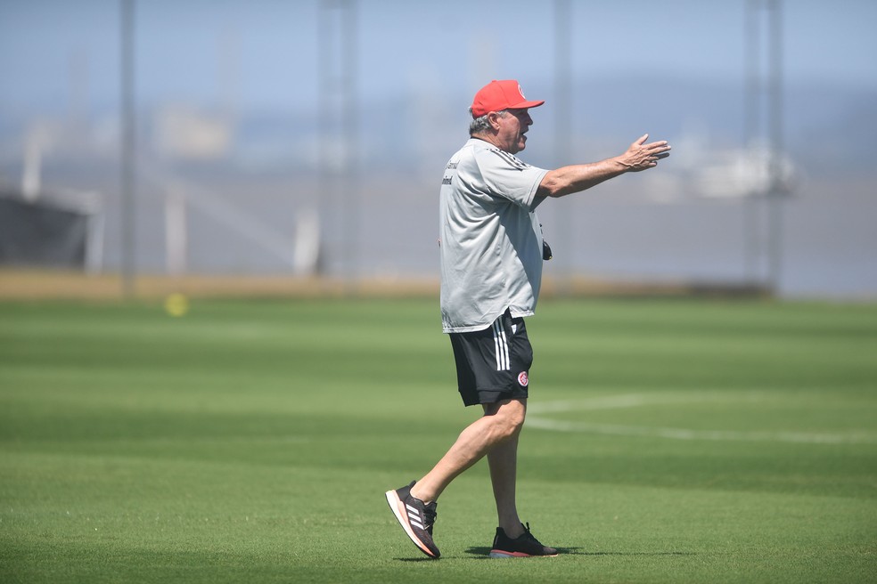 Abel Braga em treino do Inter no CT do Parque Gigante na segunda-feira — Foto: Ricardo Duarte / Internacional