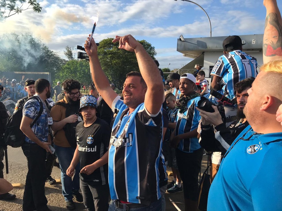 Torcida do GrÃªmio faz a festa para receber jogadores  â€” Foto: TomÃ¡s Hammes