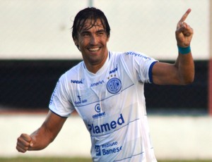Kível fez os três gols do Confiança (Foto: Felipe Martins / GloboEsporte.com)