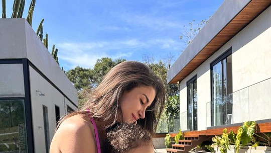 Bianca Andrade aproveita piscina de nova mansão na companhia do filho