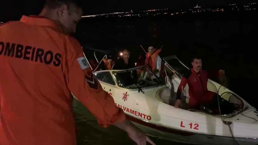 Bombeiros resgatam tripulantes de barco que encalhou, no DF — Foto: TV Globo/Reprodução