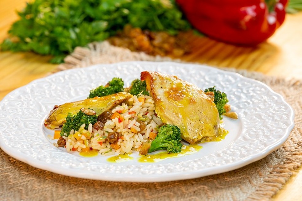 Fil de peito de frango com molho de mostarda e mel com arroz  grega  Foto: Receitas