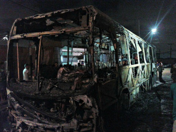 Ônibus é incendiado no Bairro Parque São Vicente, em Fortaleza (Foto: André Alencar/ TV Verdes Mares)