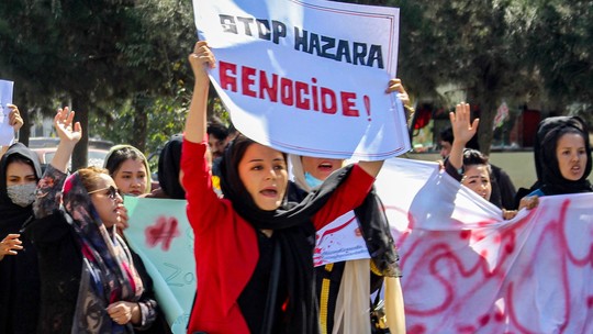 Afegãs protestam contra ataque em escola que deixou 53 mortos, incluindo 46 mulheres