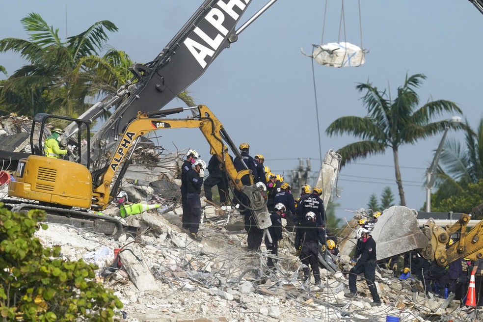 Equipes fazem buscas nos escombros do prédio que desabou na região de Miami no fim de junho, foto de 5 de julho de 2021 — Foto: Lynne Sladky/AP