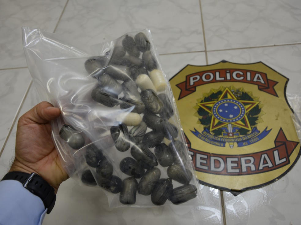 Cápsulas de cocaína que estavam no estômago do venezuelano, preso no Aeroporto do Recife, foram recolhidas pela PF (Foto: Polícia Federal/Divulgação)