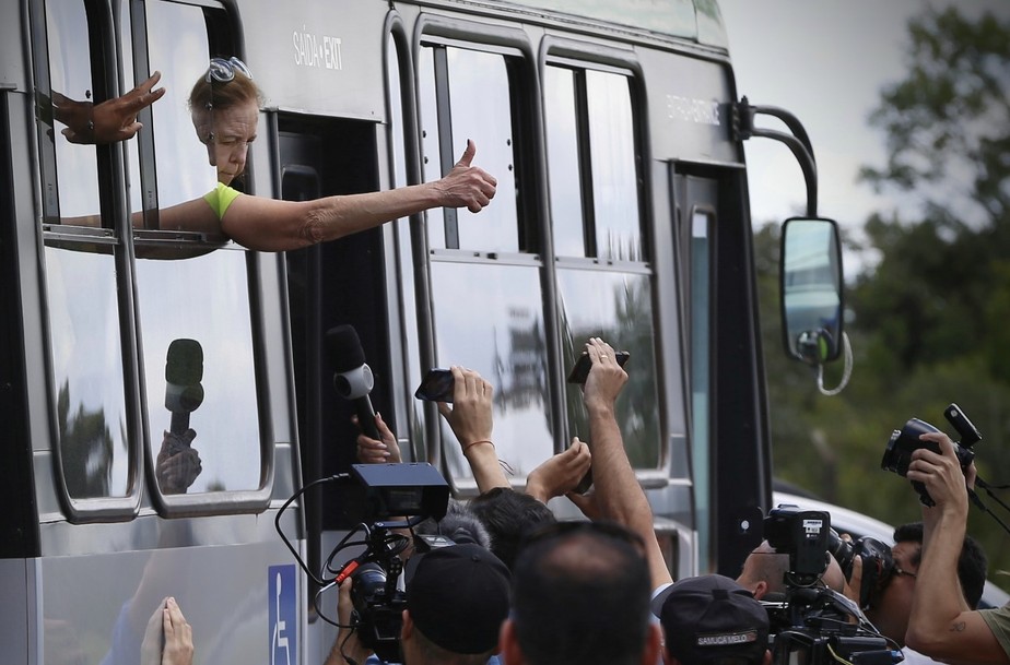 Idosos são liberados em ônibus pela Polícia Federal, após serem detidos no protesto antidemocrático do dia 08 de janeiro