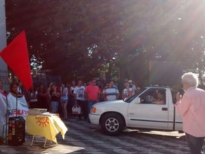 G1 - Grupo protesta na região de Bauru e Marília contra a