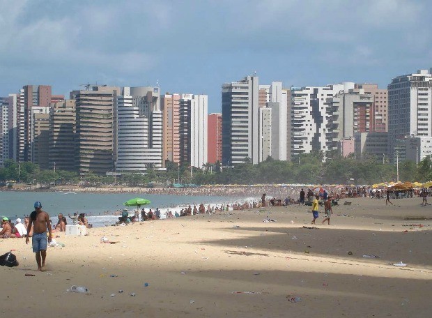 Depois da festa virada, a beira-mar de Fortaleza continuou cheia. Fortalezes e turistas começam 2012 tomando banho de mar. (Foto: G1 Ceará)