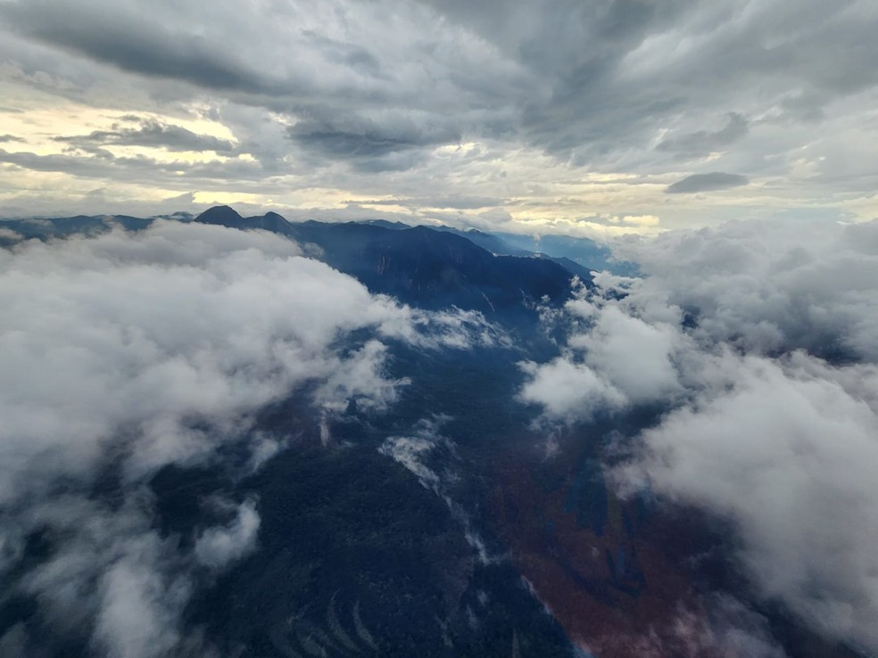 Tempo fechado durante voo entre São Sebastião e São Paulo para resgate de família de Tupã (SP) — Foto: Arquivo pessoal