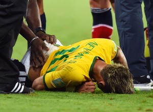 Neymar sofreu uma falta no final do 2º tempo contra a Colômbia que o deixou com uma fratura na vértebra (Foto: Getty Images)