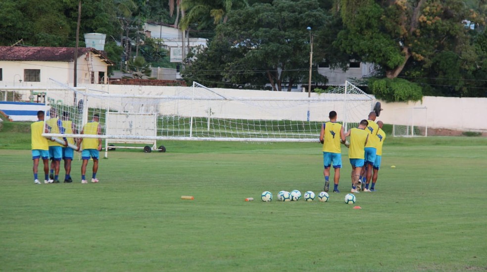 Time perdedor no treino alemão do CSA teve que carregar a trave  — Foto: Denison Roma/GloboEsporte.com