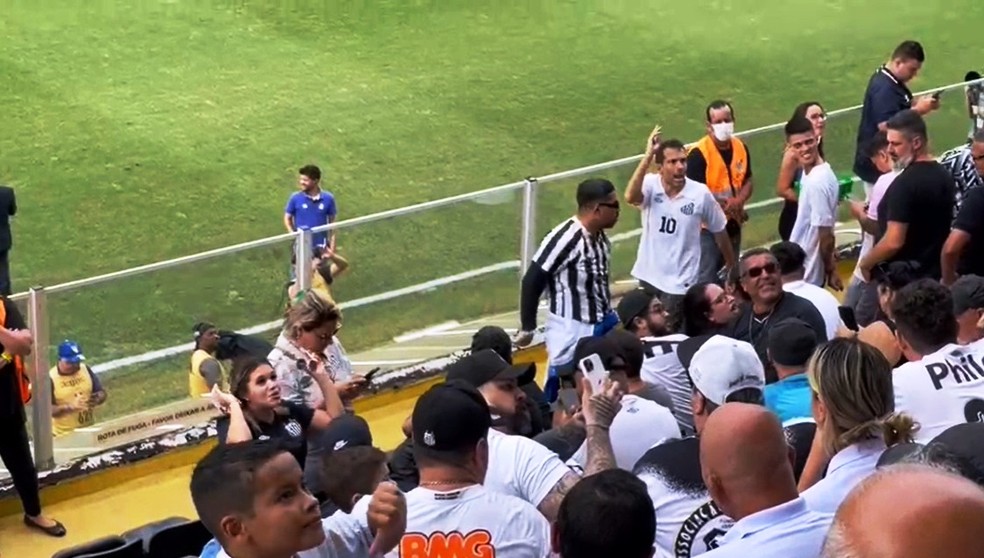 Bolsonaro vai a jogo em Santos e recebe vaias e gritos de apoio — Foto: Reprodução