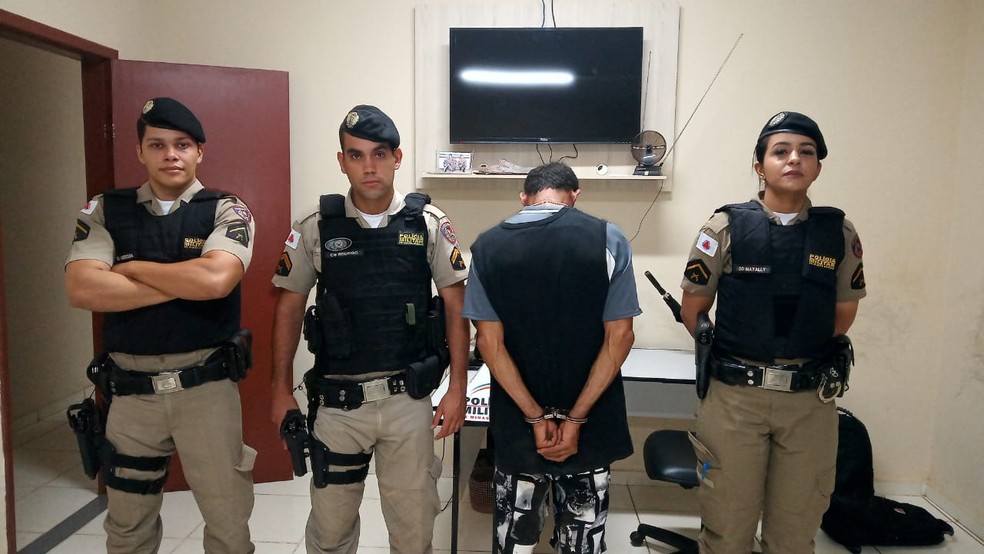 Homem foi preso pela PM na noite dessa segunda-feira (2) — Foto: Polícia Militar/ Divulgação
