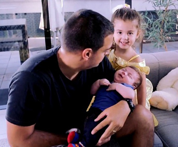 Pai curte e dá atenção aos dois filhos (Foto: TV Globo)