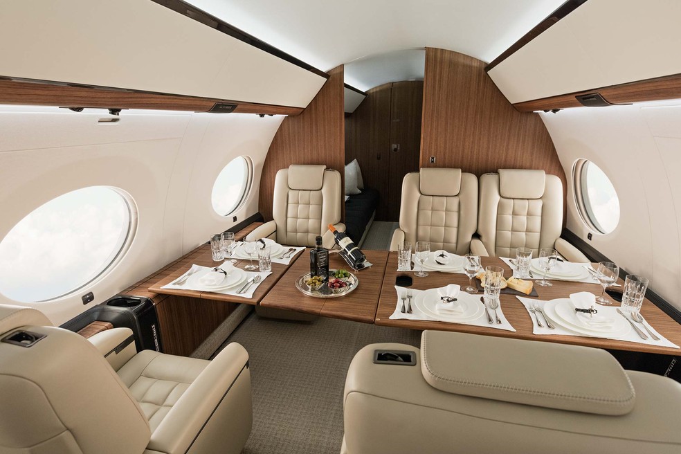 Interior do modelo do avi&atilde;o usado pelo bilion&aacute;rio Elon Musk &mdash; Foto: Divulga&ccedil;&atilde;o