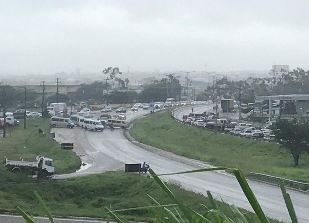 Motoristas fecharam trecho da BR-104, em Caruaru â€” Foto: WhatsApp/ReproduÃ§Ã£o