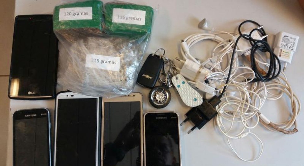 Celulares e drogas foram apreendidos com Genilton na Penitenciária Regional de Pedrinhas (Foto: Divulgação/Polícia Civil)