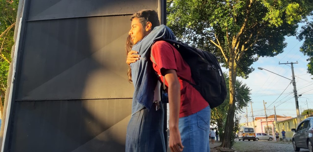 Alunos da Escola Raul Brasil se encontram no retorno às atividades — Foto: Maiara Barbosa/G1