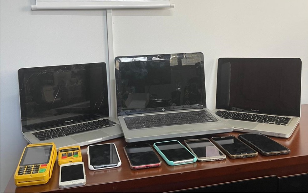 Computadores e celulares apreendidos na operação Elite Fake em Goiás — Foto: Reprodução/TV Anhanguera