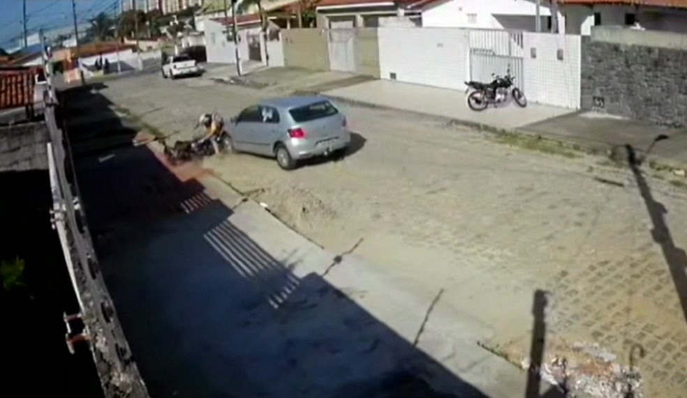 Vídeo mostra momento em que homem é atropelado pelo vizinho na Grande Natal — Foto: Reprodução