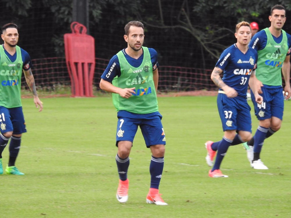Éverton Ribeiro estreia pela ponta direita; Matheus Savio deve ser a novidade
