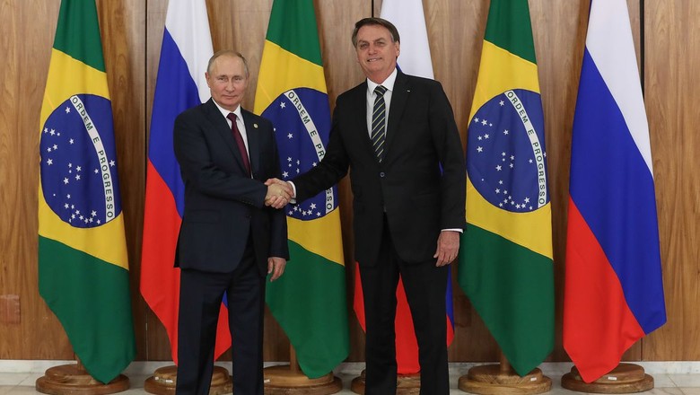 À esquerda, o chefe de Estado russo Vladimir Putin e, à direita, o presidente brasileiro Jair Bolsonaro (Foto: Marcos Corrêa/PR)